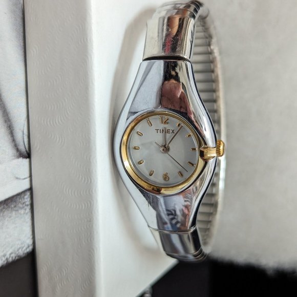 Timex Vintage Wristwatch Stretchable Band Medium wrist Working with New Battery - Picture 4 of 6